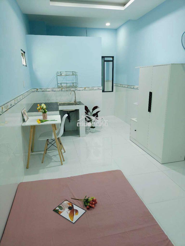 Phòng cửa sổ mới 100%  máy lạnh