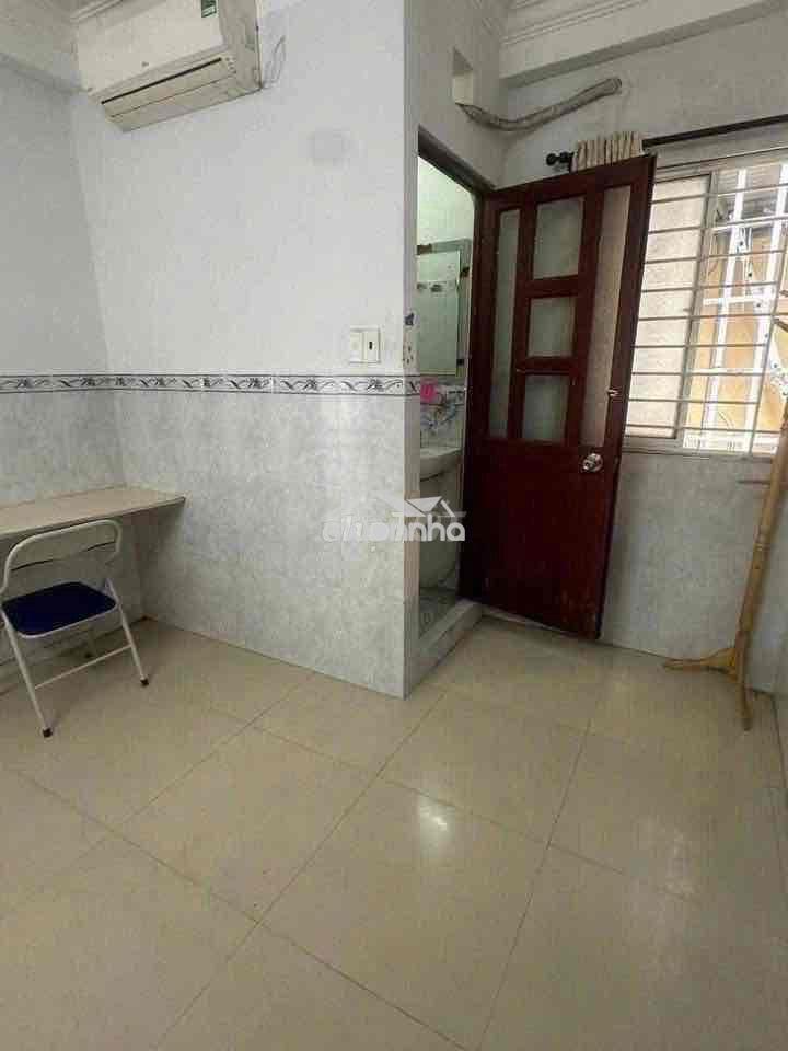 Phòng cửa sổ - máy lạnh , gần phan xích long ,sân bay ,chợ  đình chiểu