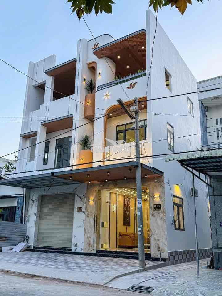 Nhà 2 lầu ở trung tâm bến cát bình dương