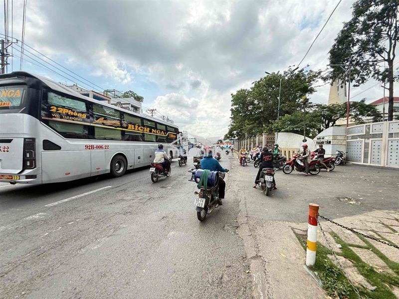 Bán đất mặt tiền đường 2 oto né nhau lớn p. hố nai cũ