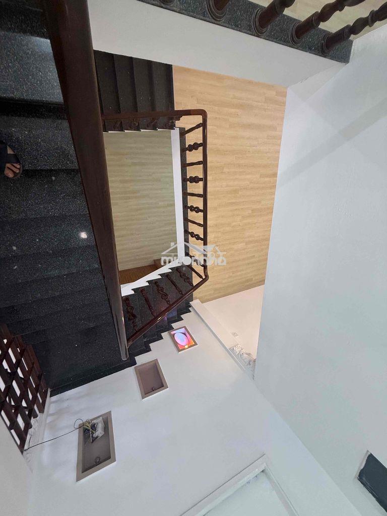 Cho thuê nhà 3 tầng mặt tiền đường lê văn hiến sát ubnd phường - 4