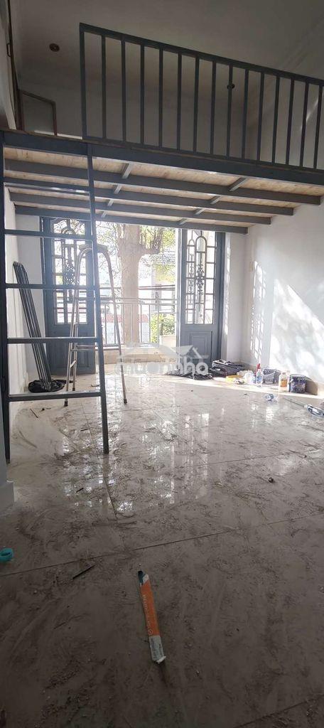 Phòng ban công mới xây gần trường huflit ( cách 800m) sẳn máy lạnh