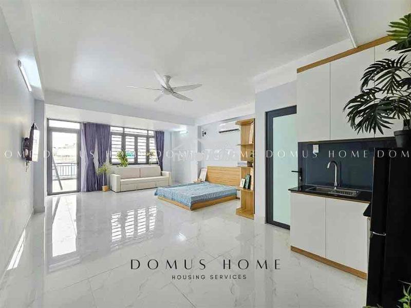 Cho thuê căn hộ penthouse ban công siêu rộng 50m2 ngay trung tâm q10