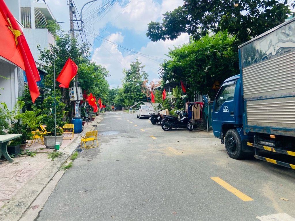 Nhà 3 tầng dt 94m2 full tc  ngay lê hồng phong dĩ an giá chỉ nhỉnh 5ty - 3
