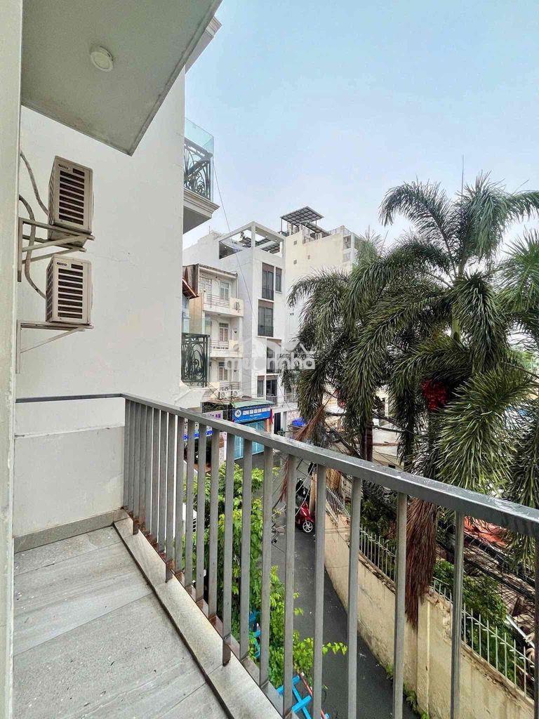 Siêu phẩm ban công , 1 phòng ngủ , thang máy