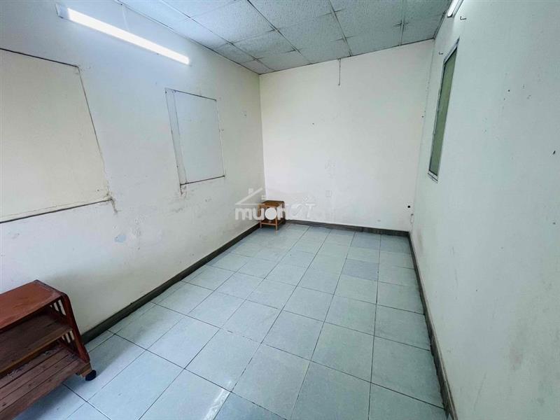 Phòng trọ có wc , có ban công cách ufm 200m