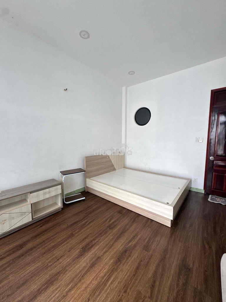 Nhà trống cho thuê phòng lơn trên lầu, có nội thất cơ bảm - 3