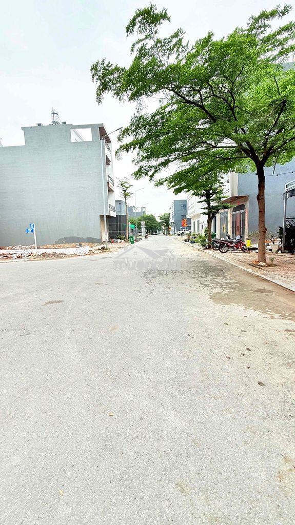 NHÀ PHỐ HIỆN ĐẠI SỔ HOÀN CÔNG KHU DÂN CƯ LỘC PHÁT 22/12 EON BÌNH DUONG