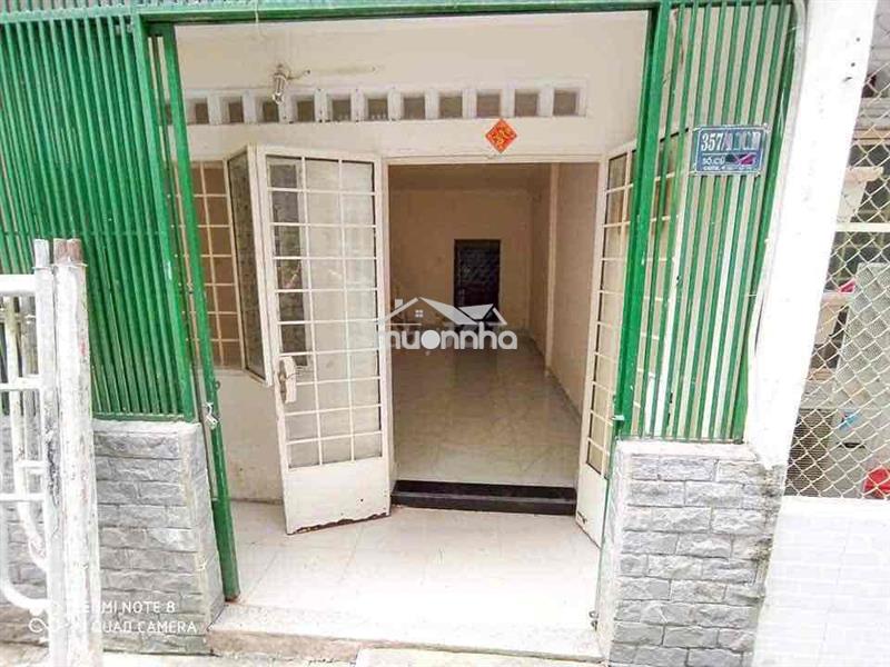 Nhà 2 lầu cmt8 sát bên hoà hưng q10