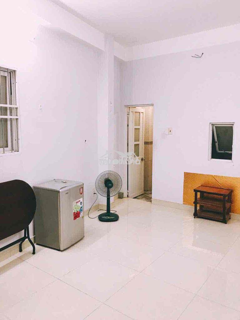 Chính chủ cho thuê phòng 419 cmt8 q.10 hxh ngay viettel giá 3,4tr ạ.