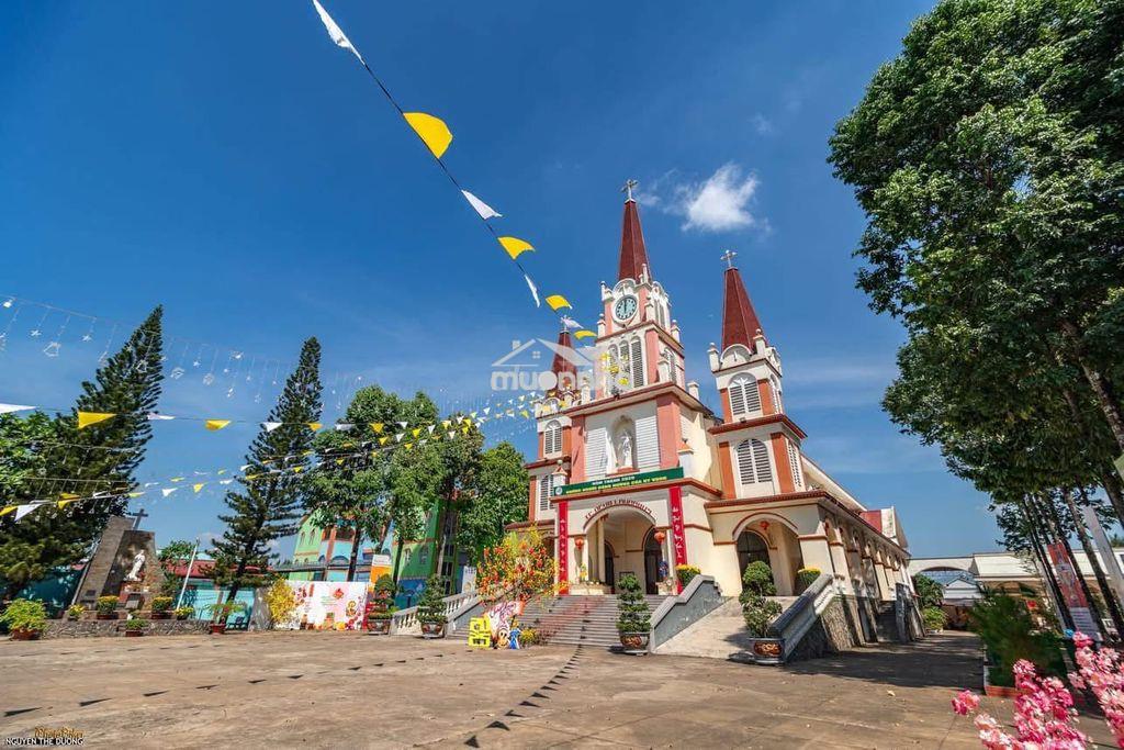 Nằm ngay đường vđ 2 tp.long khánh. gần trường lớn của p.bảo vinh - 4