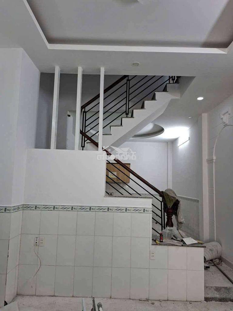 Nhà 1 lầu 2 phòng ngủ 2 tollet.sơn mới sạch sẽ 