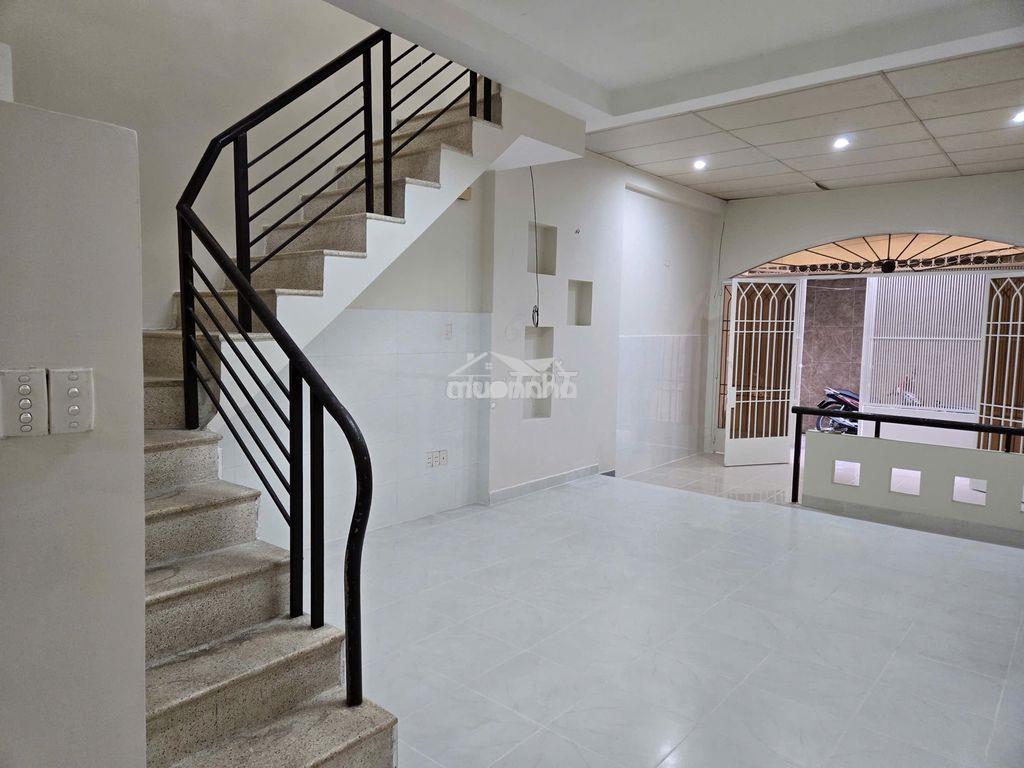 Cho thuê nhà nguyên căn 2 phòng ngủ hẻm nguyễn tất thành quận 4 - 3