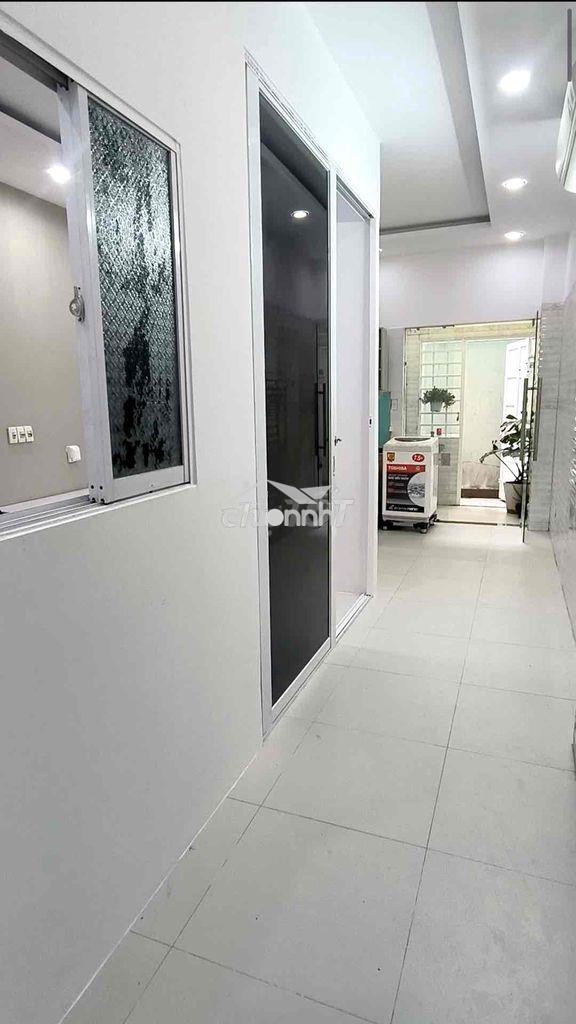 Phòng rộng thoáng mát. bình thạnh. an ninh. hẻm xe hơi