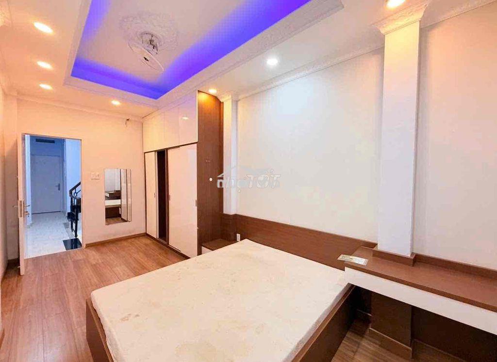 Cho thuê nhà 5 phòng ngủ ngay trung tâm q1,5 - 2