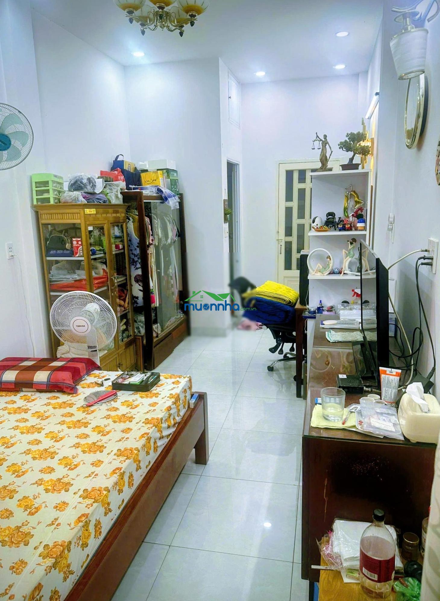 Kẹt tiền bán gấp nhà hxh sát sân bay, bệnh viện. dt 57m2, 4 tầng, 4 pn, 5 wc - 4