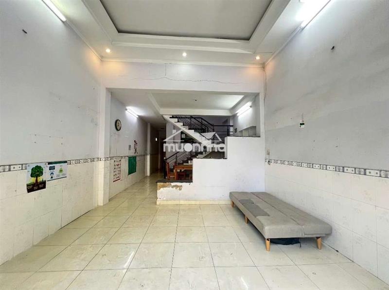 Nhà đường oto, dt:4,5x18m, có phòng ngủ dưới.