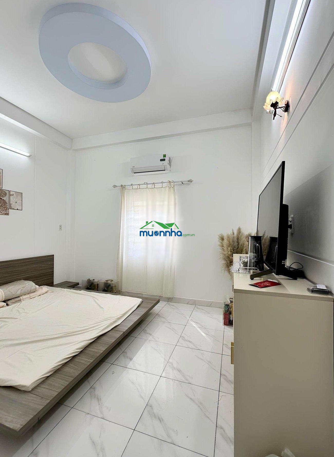 Chỉ: 9.6tỷ - nhà 4 tầng - có dòng tiền 20tr/th -(4x15m) 4pn - đường 8m thông ngay aeon tên lửa
