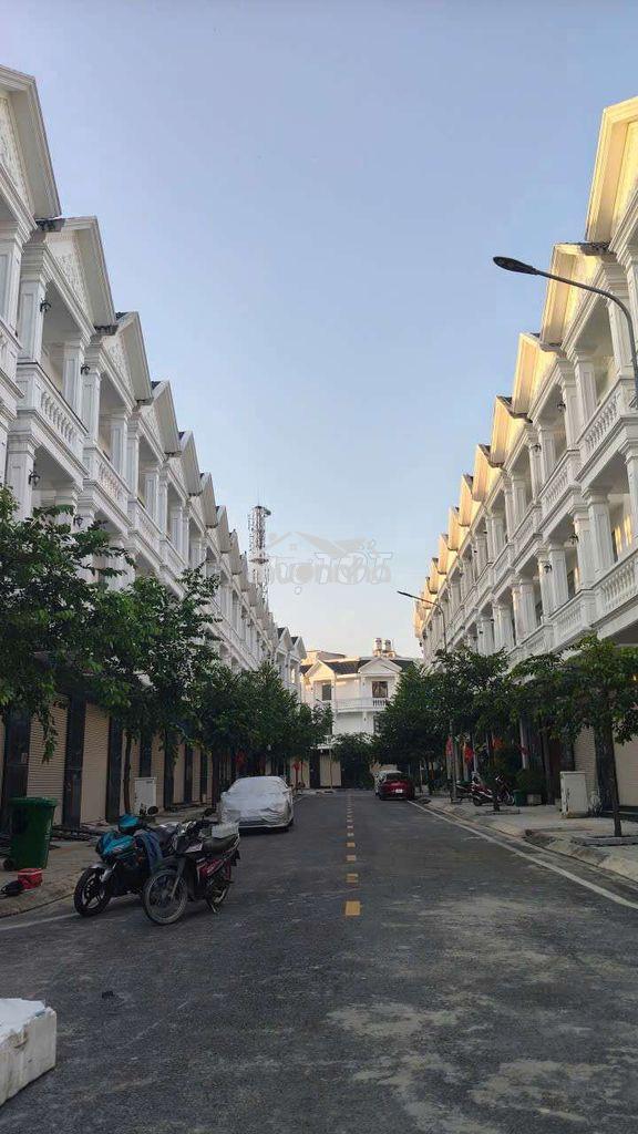 Nhà trống cho thuê để xe hơi