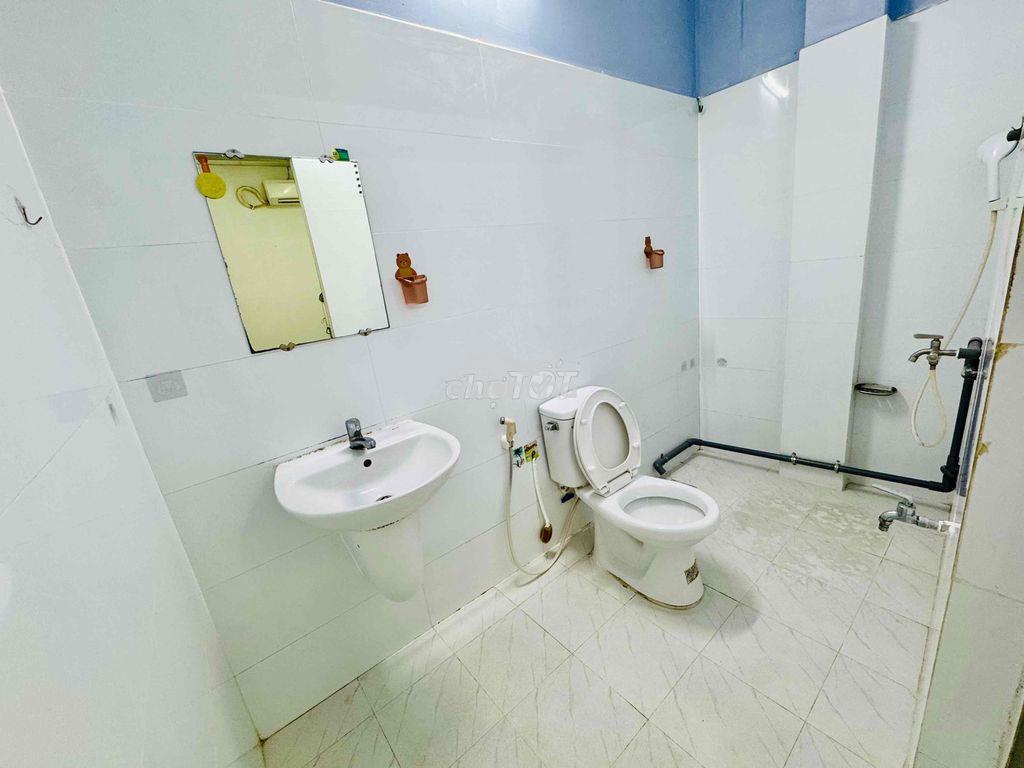 Phòng giá rẻ nguyễn kiệm p4 phú nhuận giá 4tr lầu2 p201,có cửa sổ,20m2 - 3