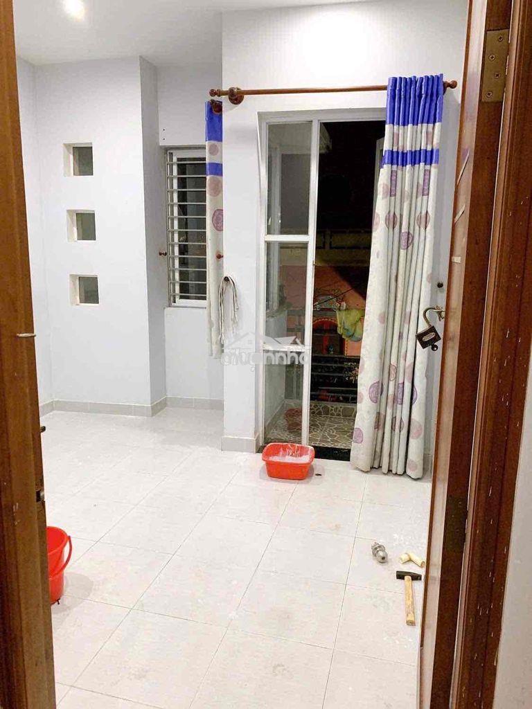 Cho thuê phòng ban công 3tr5 q10 gần ueh