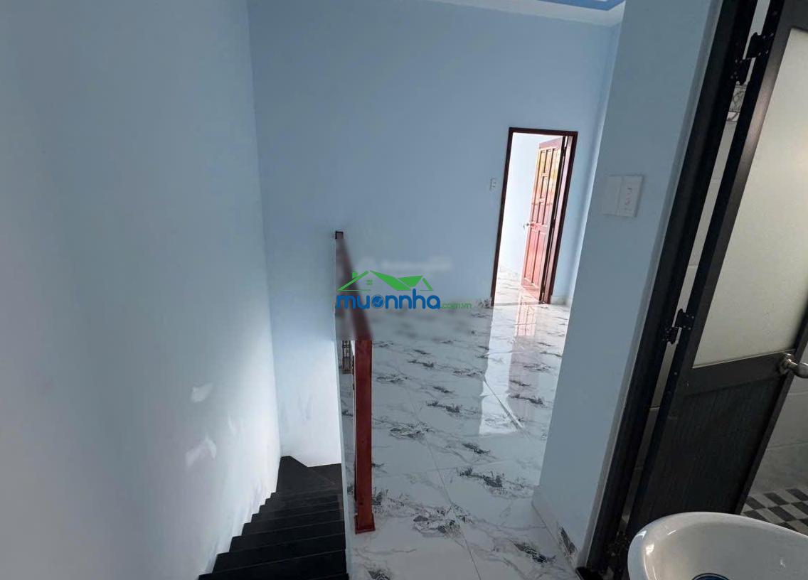 Cần bán gấp nhà 1 trệt + 1 lầu 4 + 12 giá 800 triệu . đường bê tông 6 m . trong khu dân cư đông an - 2