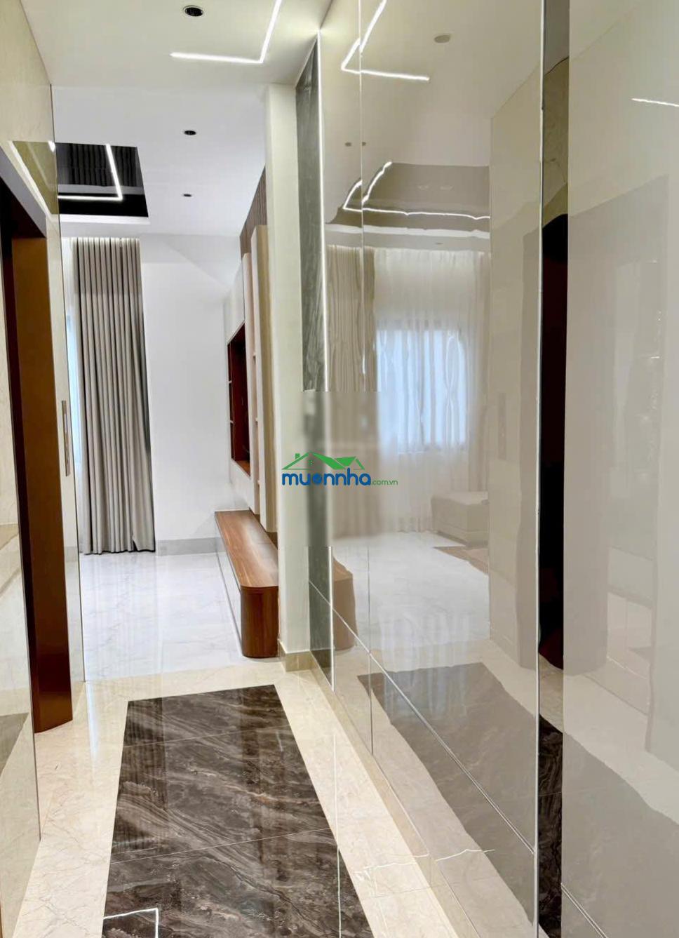 Phong cách luxury sang trọng! hxh huỳnh văn bánh, pn - 4,5x15m, 4 tầng thang máy. giá 18,5 tỷ