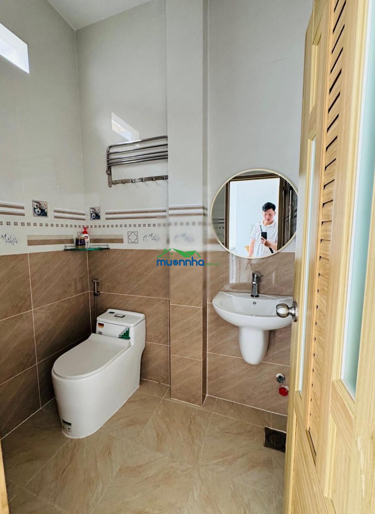 Vị trí đẹp cách mặt tiền 30m, hẻm 8m, xe hơi 7 chỗ ngủ trong nhà. 4 tầng, 4x17m