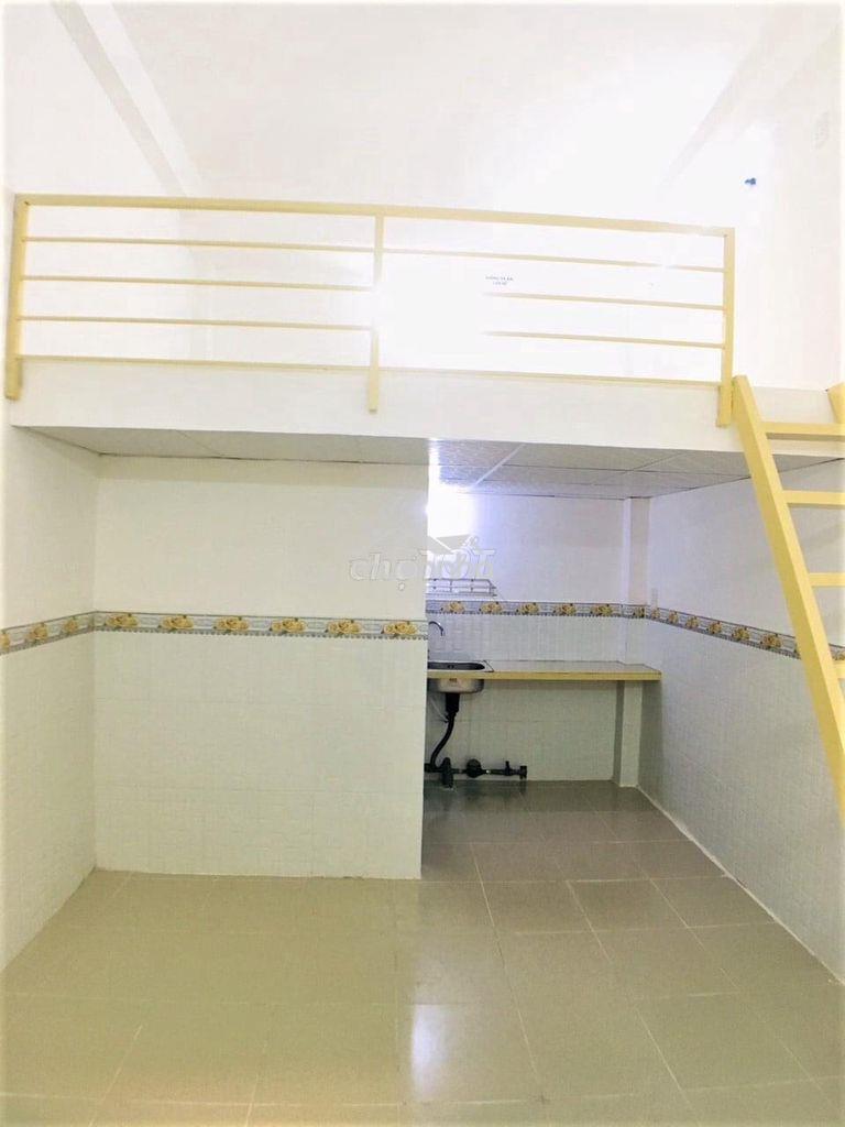 Phòng gác lửng, lầu 1 thang bộ, để xe 2 chiếc free gần kcx tân thuận