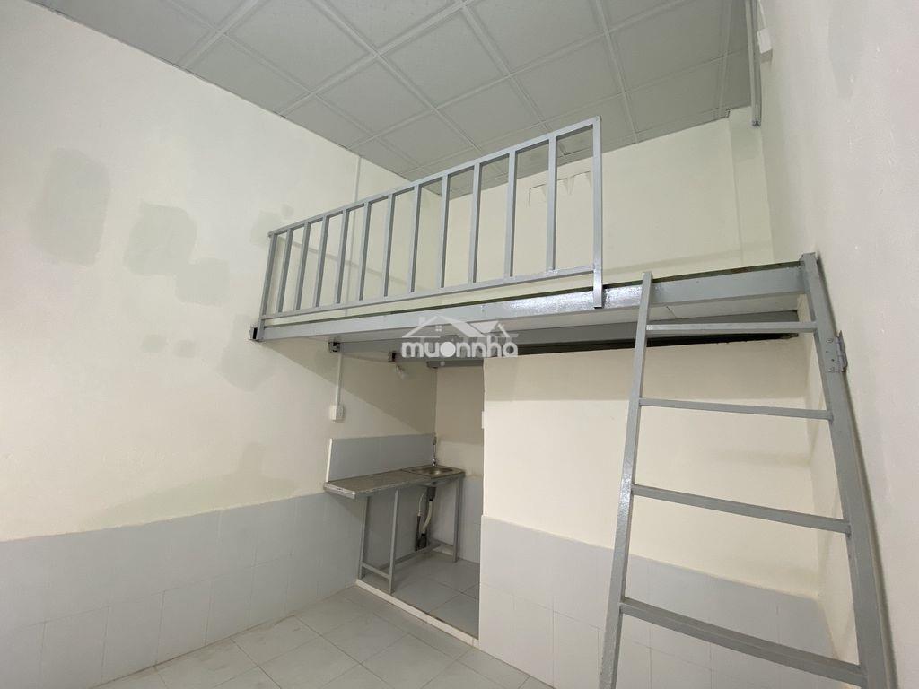 Nhà trọng sân vường rộng bao la - 2