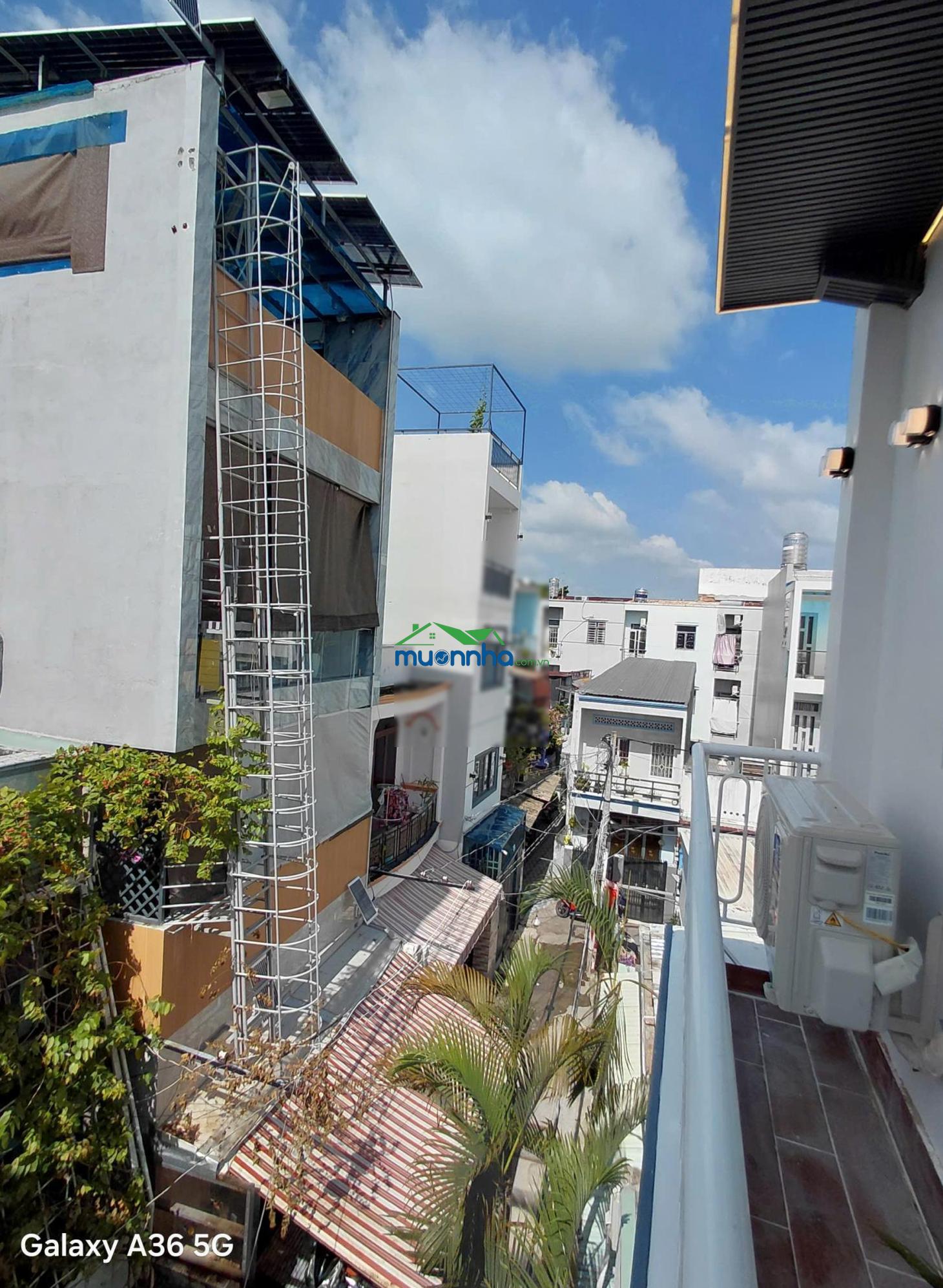 Nhà đẹp 3 tầng - 56m² (4.2x13.5m) - hoàn công đủ - gần hẻm xe hơi - huỳnh tấn phát giáp quận 7