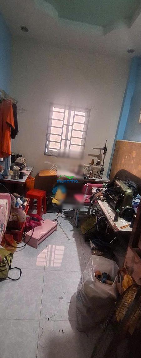 4x10m, nhà đúc chắc chắn 1 trệt 2 lầu, 3pn - 2wc, ban công, giếng trời. sổ hồng riêng sang tên ngay