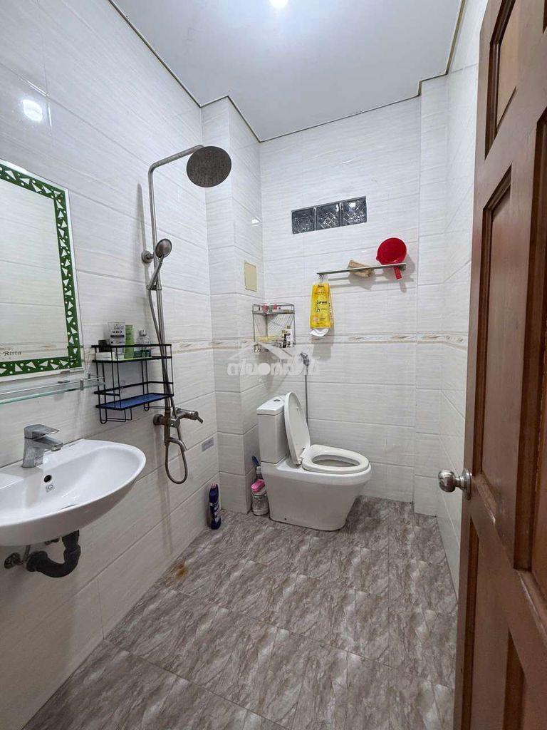 Cho thuê phòng ban công lầu 2, cửa sổ thoáng mát, hẻm xe hơi. - 4