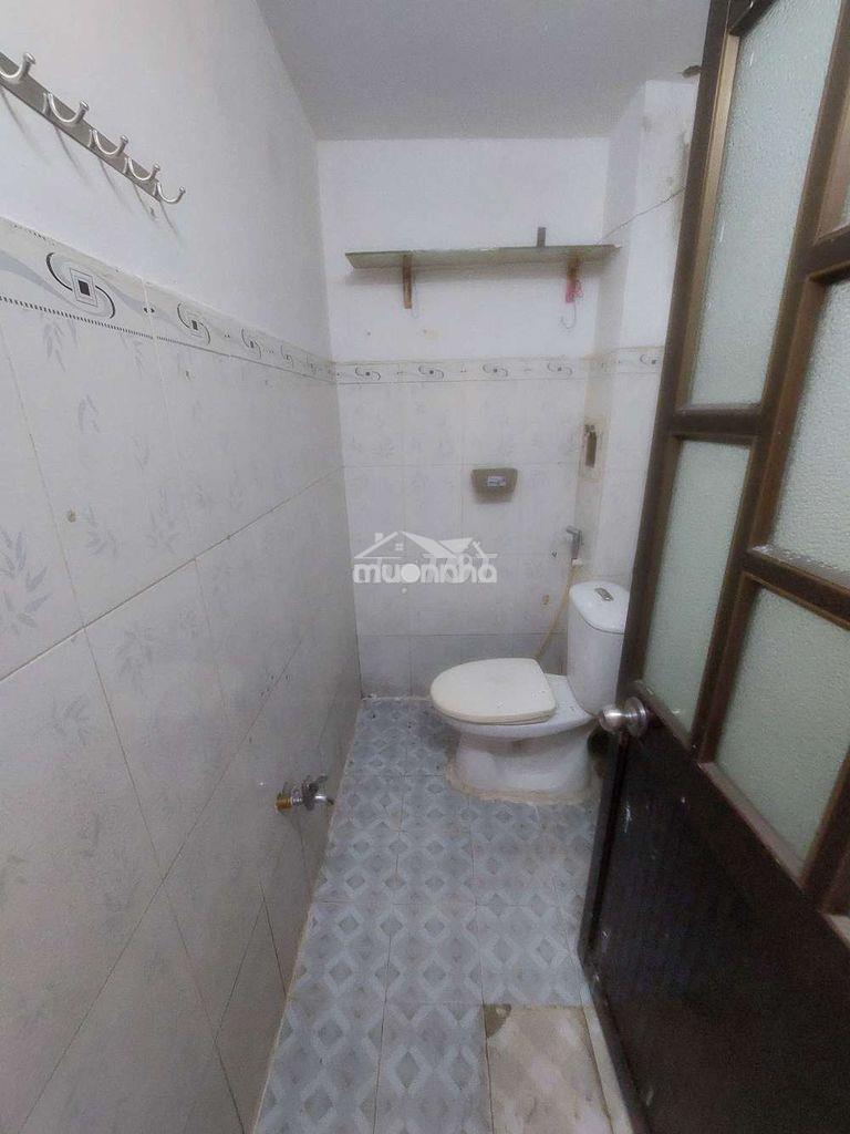 Cho thuê nhà đường phạm hùng c4. dt.4m×18m } nhà trệt 2 phòng 2 toilet - 3