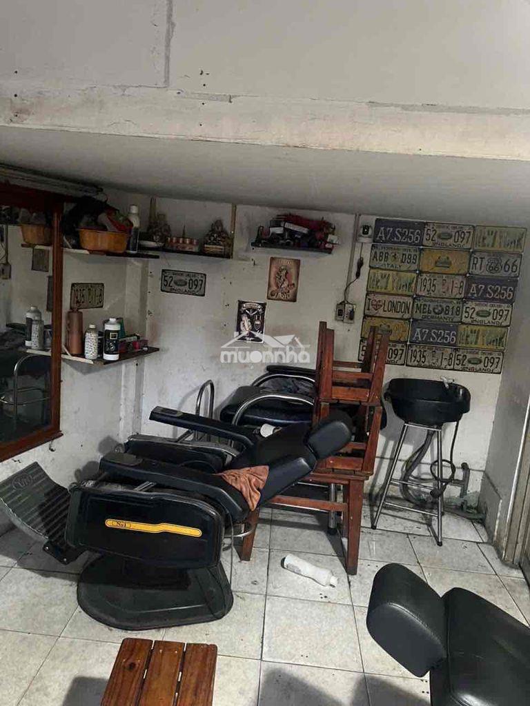 Sang tiệm tóc mặt bằng kha vạn cân chỉ 3tr/tháng