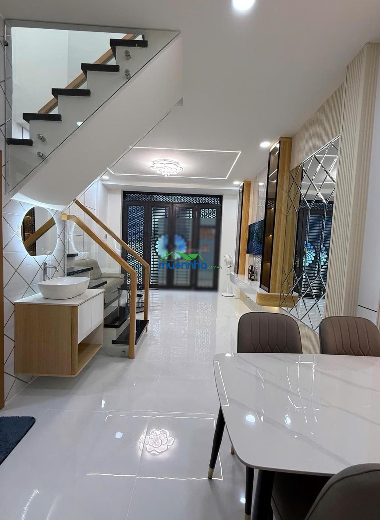 Nhà đẹp lung linh 2 tầng - xe hơi đỗ cửa sát hoà bình - nội thất xịn đẹp - chỉ nhỉnh nhẹ 6 tỷ - 4