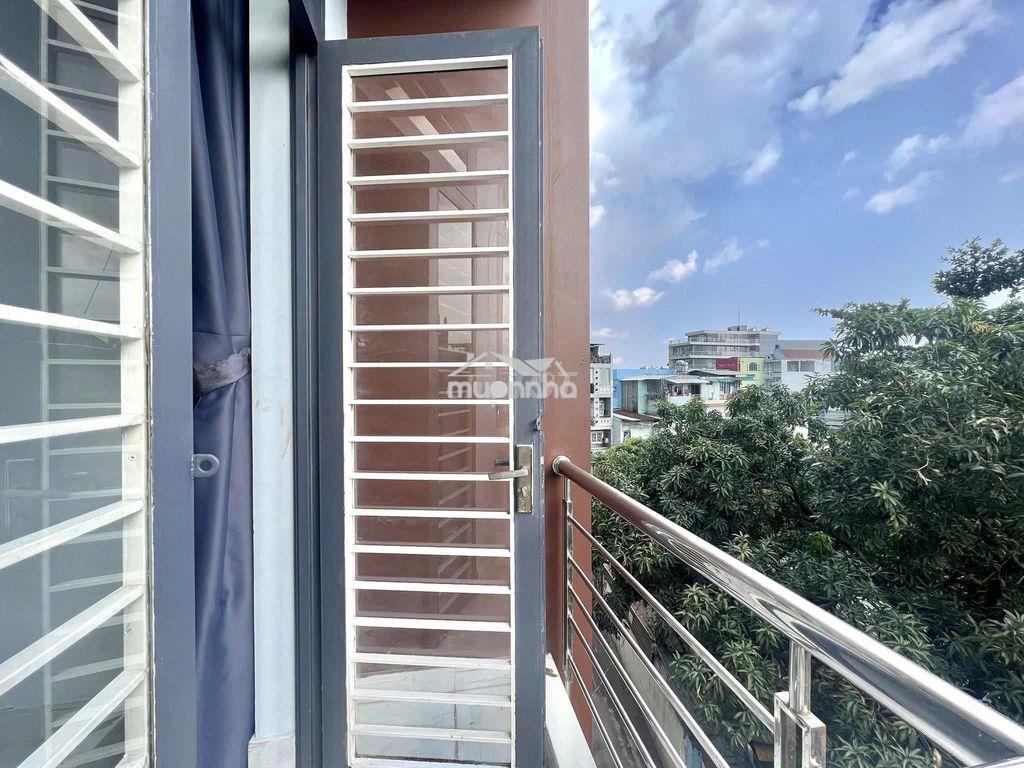 Phòng ban công rộng thoáng - thang máy - sát quận 5 - 4