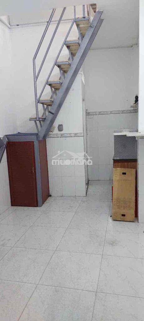Cho thuê nhà nhỏ 3 tầng gv giá 4.500k lh: *** - 4