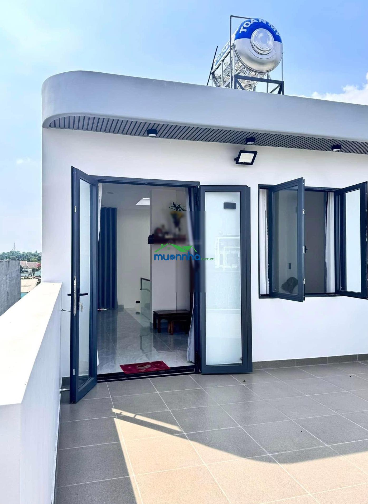 Chính chủ cắt lỗ 200tr bán nhà 2 tầng 1 tum (5x16m), gần bến xe q8. sổ riêng. giá: 700 triệu