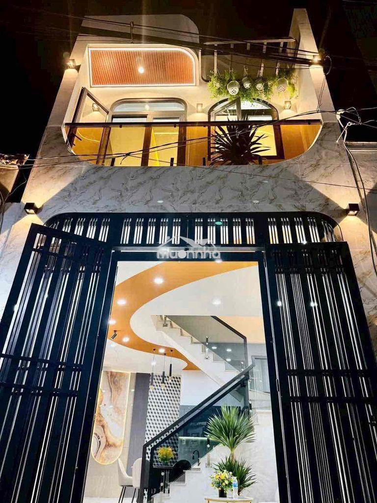 Hơn 4 tỷ nhà đẹp dt nở hậu 5.5m đường tô ký ngay phần mềm quang trung