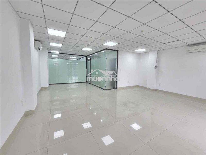 Văn phòng tầng 3 7x15m sàn có sẵn vách kính ngăn 2 phòng giá 14 triệu