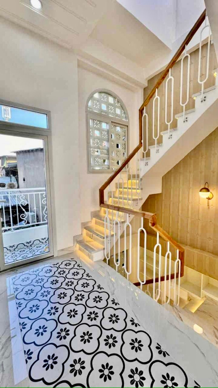 Mặt tiền nhà gần như đẹp nhất hẻm, hẻm an ninh yên tĩnh ít hộ dân, vài chục mét là ra đường chính - 2