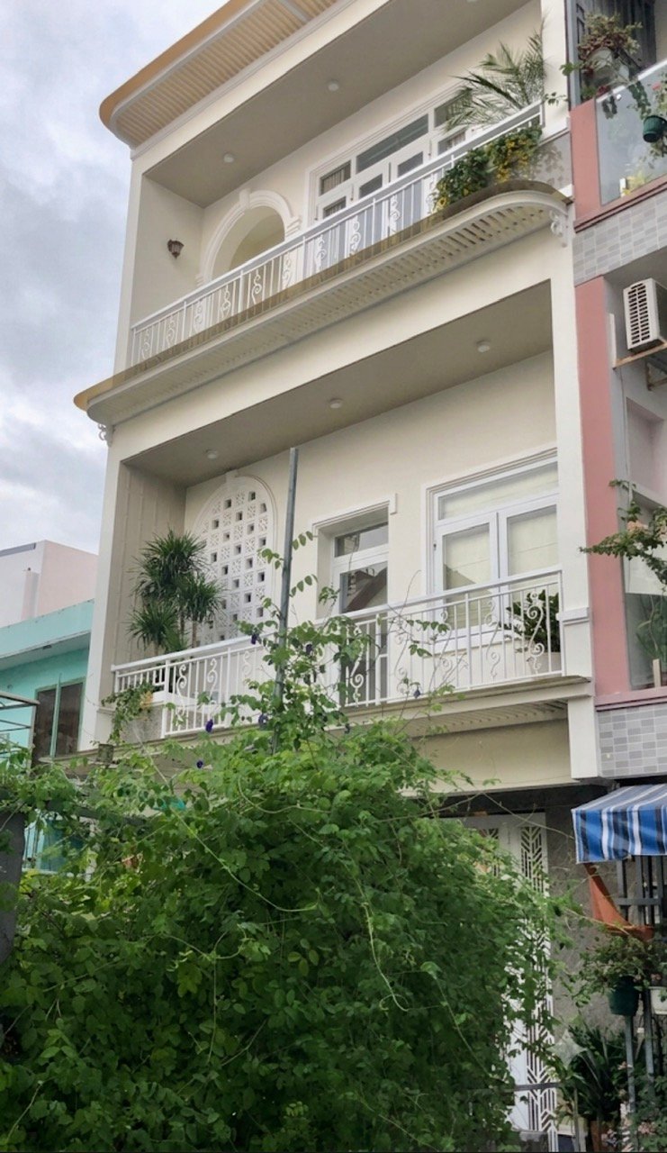 Mặt tiền nhà gần như đẹp nhất hẻm, hẻm an ninh yên tĩnh ít hộ dân, vài chục mét là ra đường chính