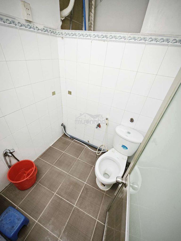 Cho thuê p 300 âu dương lân toilette chung với 1 phòng  - 3