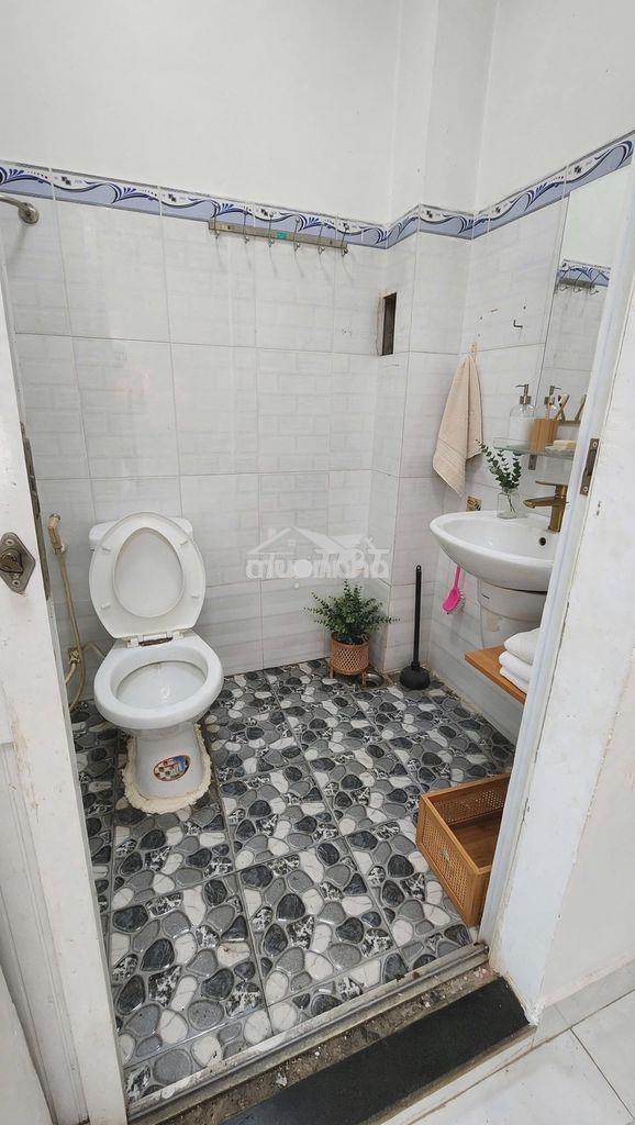 Cho thuê nhà nguyên căn hẻm xe tải gần phạm văn đồng chỉ 8tr - 2pn 2wc - 3