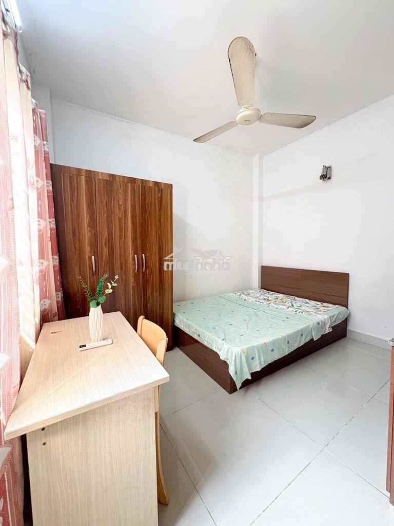 Phòng cửa sổ trời thoáng đẹp ngay cầu kiệu quận 1 - 4