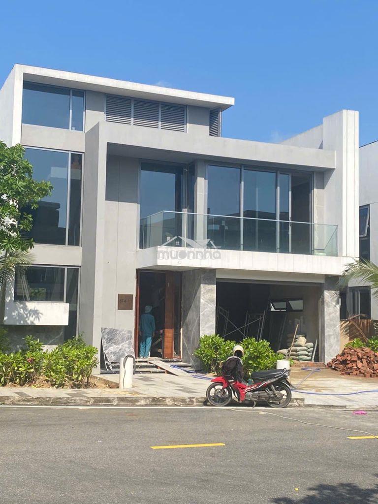 Cần tiền bán căn biệt thự ven sông, gần biển, cho thuê 100 triệu/tháng