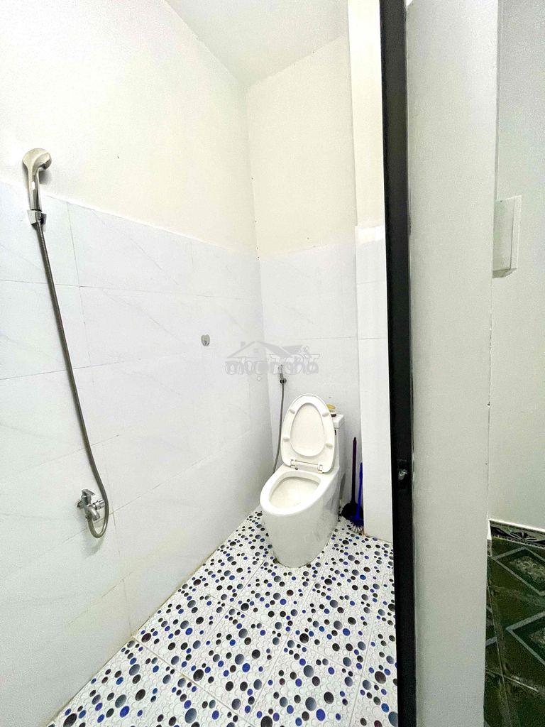 Gần bến xe q8 giá 3tr3 sẵn máy lạnh ở liền được wc riêng - 4