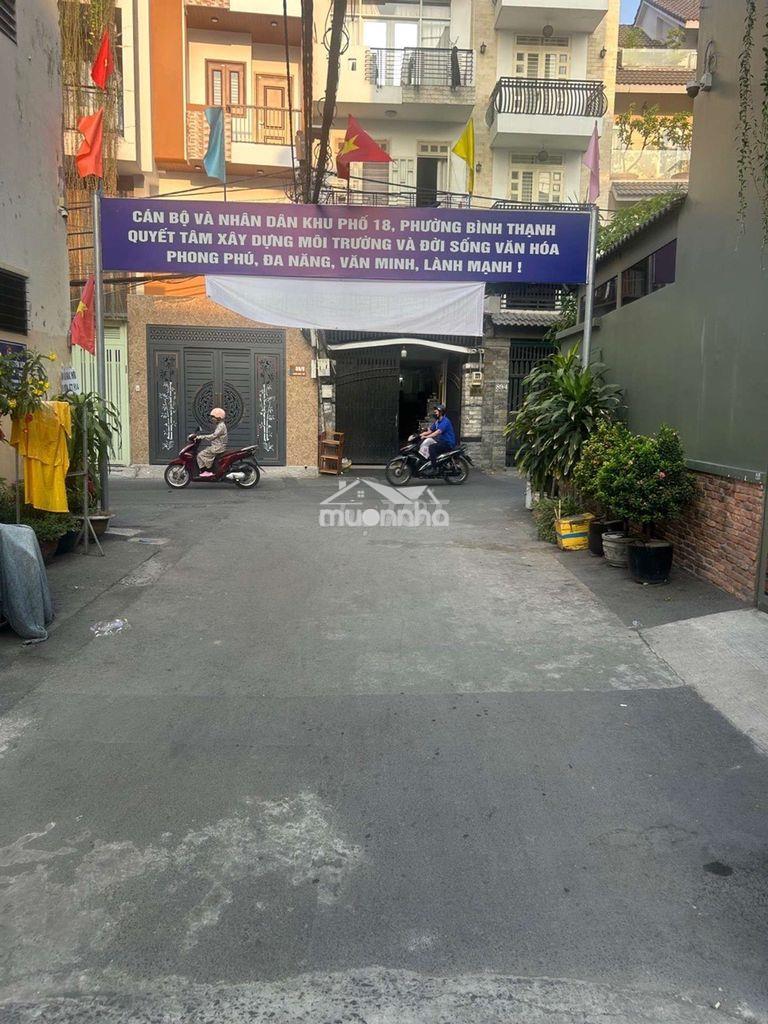 Bề ngang rộng xe hơi ra vào hầm dễ dàng sân thượng trước sau thoáng