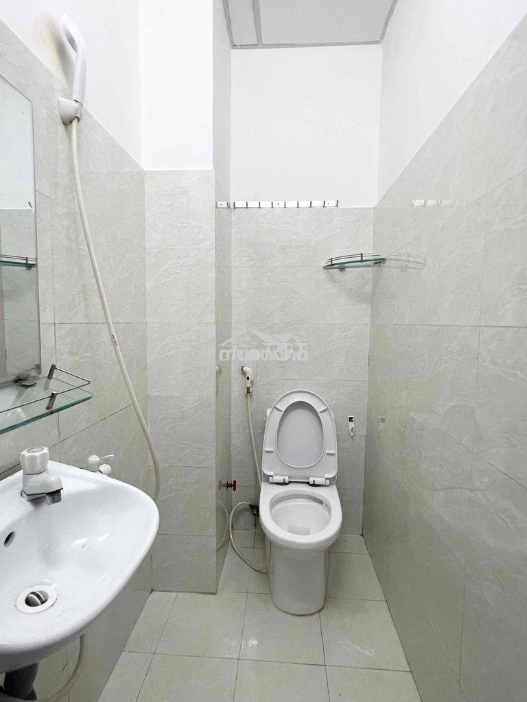 Phòng sạch sẽ , có máy lạnh tại 691 lê văn việt - 4